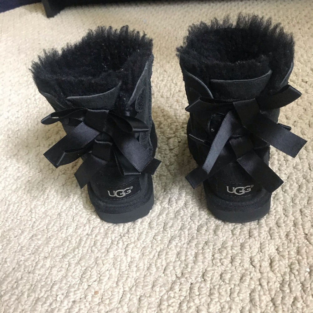 Black uggs size 6
